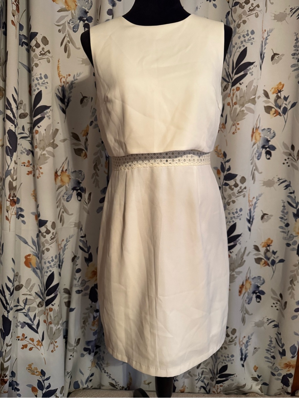 Jade Cream Sleeveless Shift Dress with Lace Waist Size Small B5